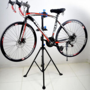 Bicicleta montada en trípode de mantenimiento para revisión general